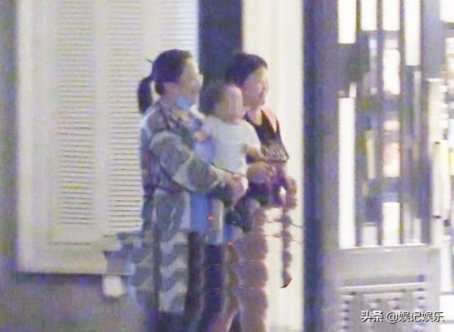 赵德胤单独带赵丽颖儿子玩耍