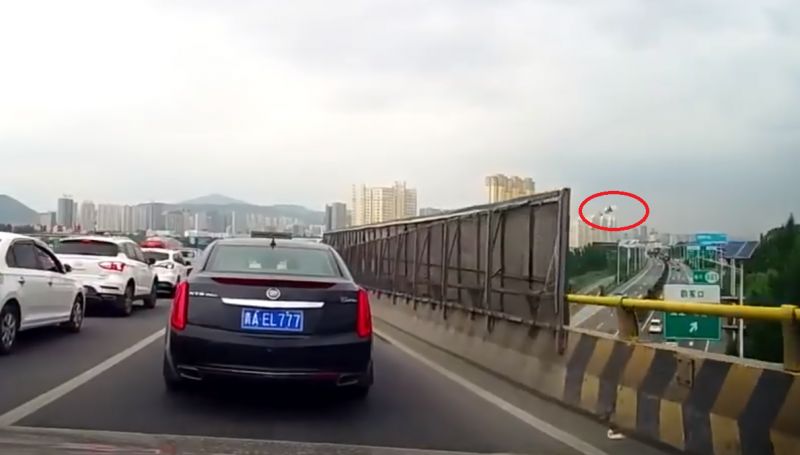 车辆在桥下躲冰雹致堵车违法吗