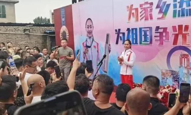 央视冠军回老家摆摊