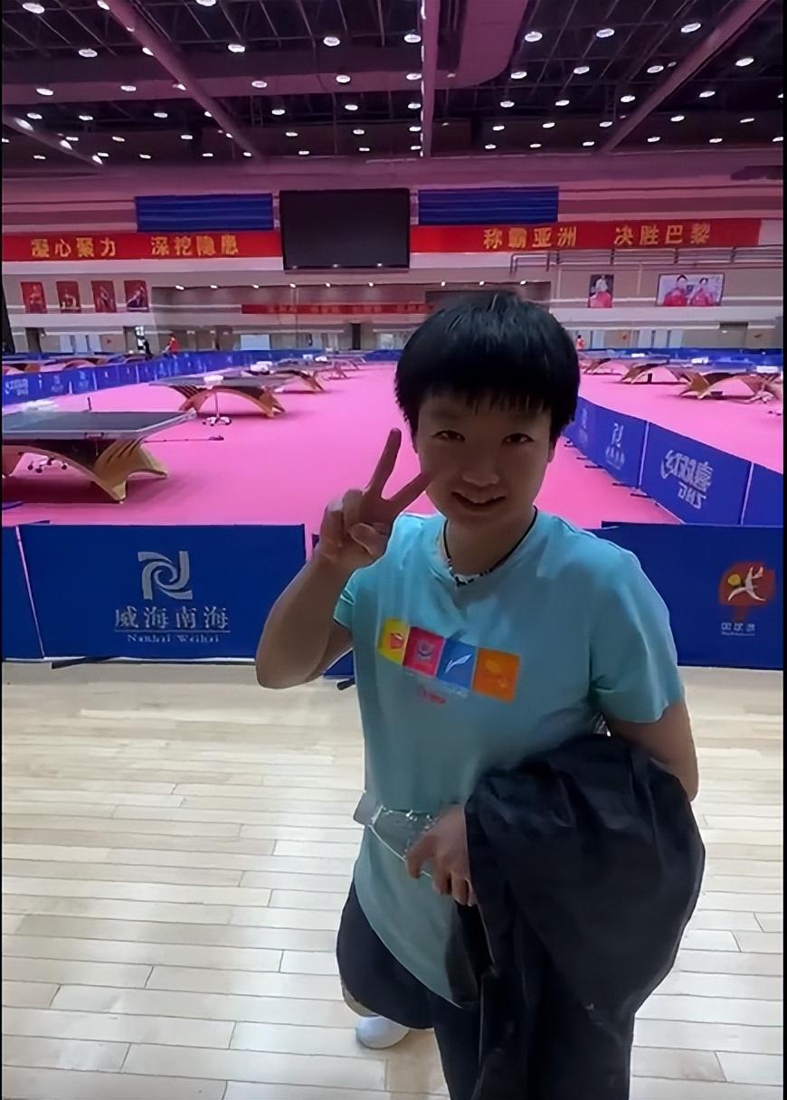 邱贻可女儿和孙颖莎见面总拥抱