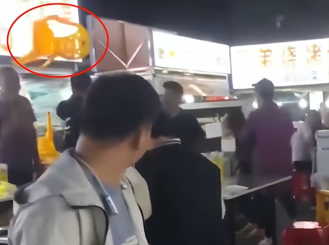 当地回应身穿巡逻马甲人员掀翻摊位