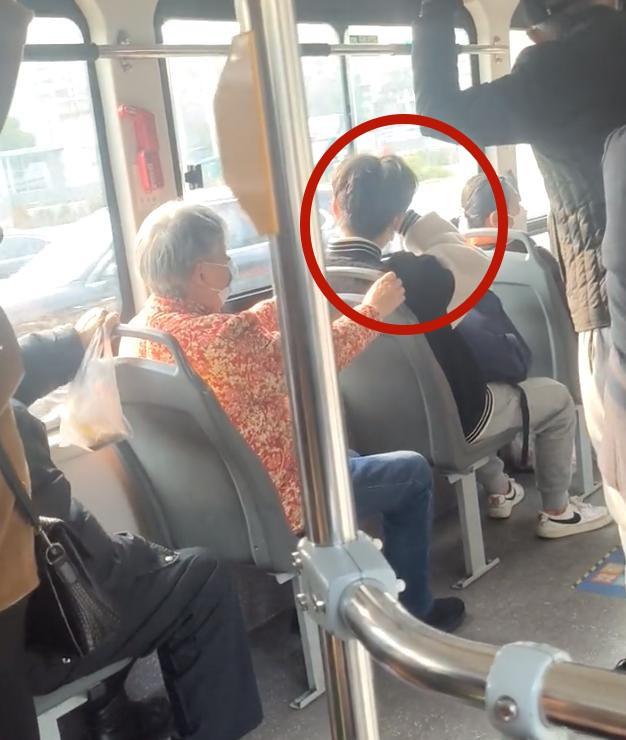 老人拉扯男子要求其让座
