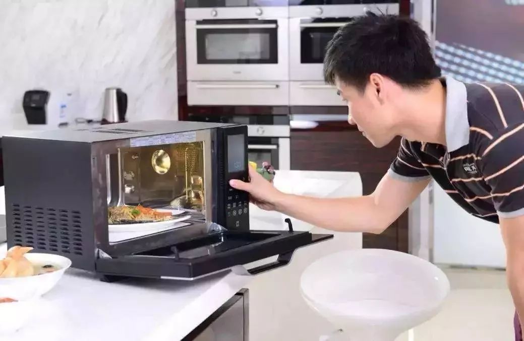 打工人的世界大战：抢微波炉热饭