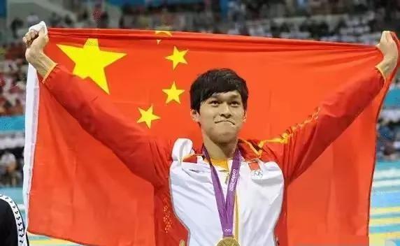 孙杨暖心举动！帮潘展乐贴好冠军号牌背后的故事，你绝对想不到！