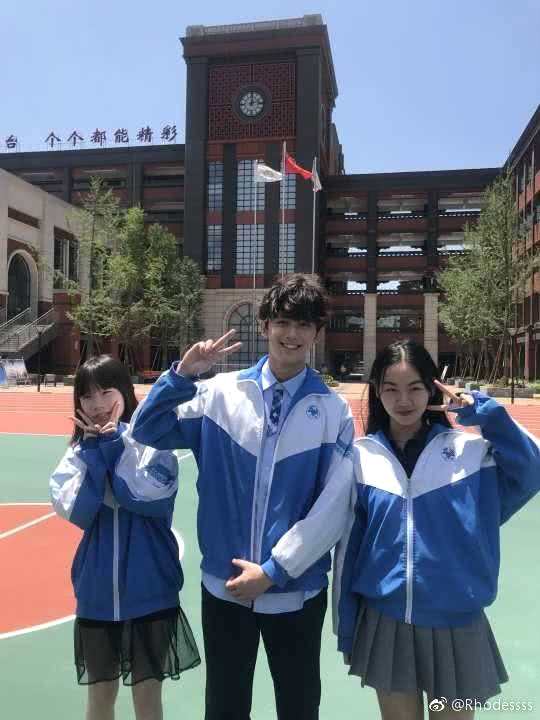 全班去医院陪患病同学拍毕业照