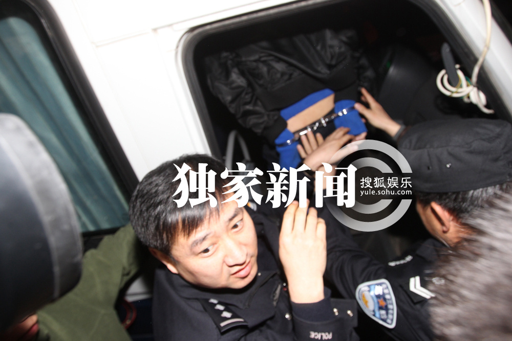 被戴手铐送上急救车