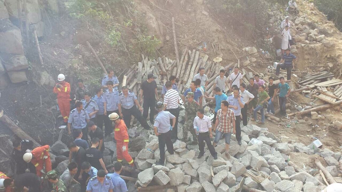 广东高州市山体滑坡已致2死