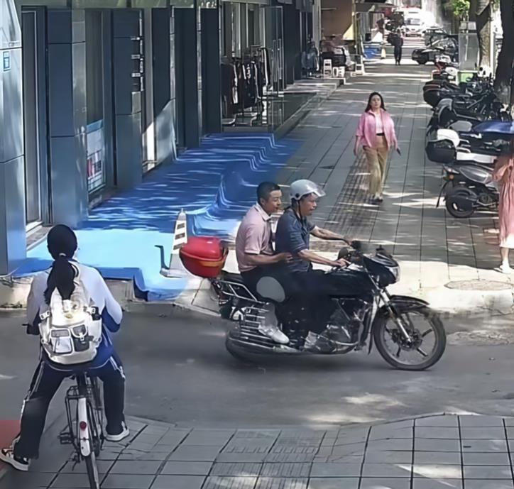 飞车党紧追吓哭小女孩 警方回应