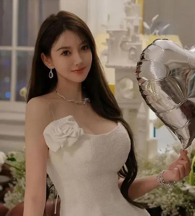 夫妻离婚近30年再见时仍高兴相拥