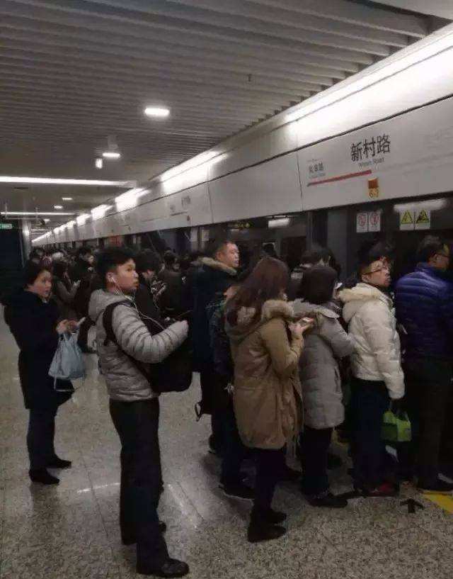 官方通报旅客突然冲出被高铁门夹住