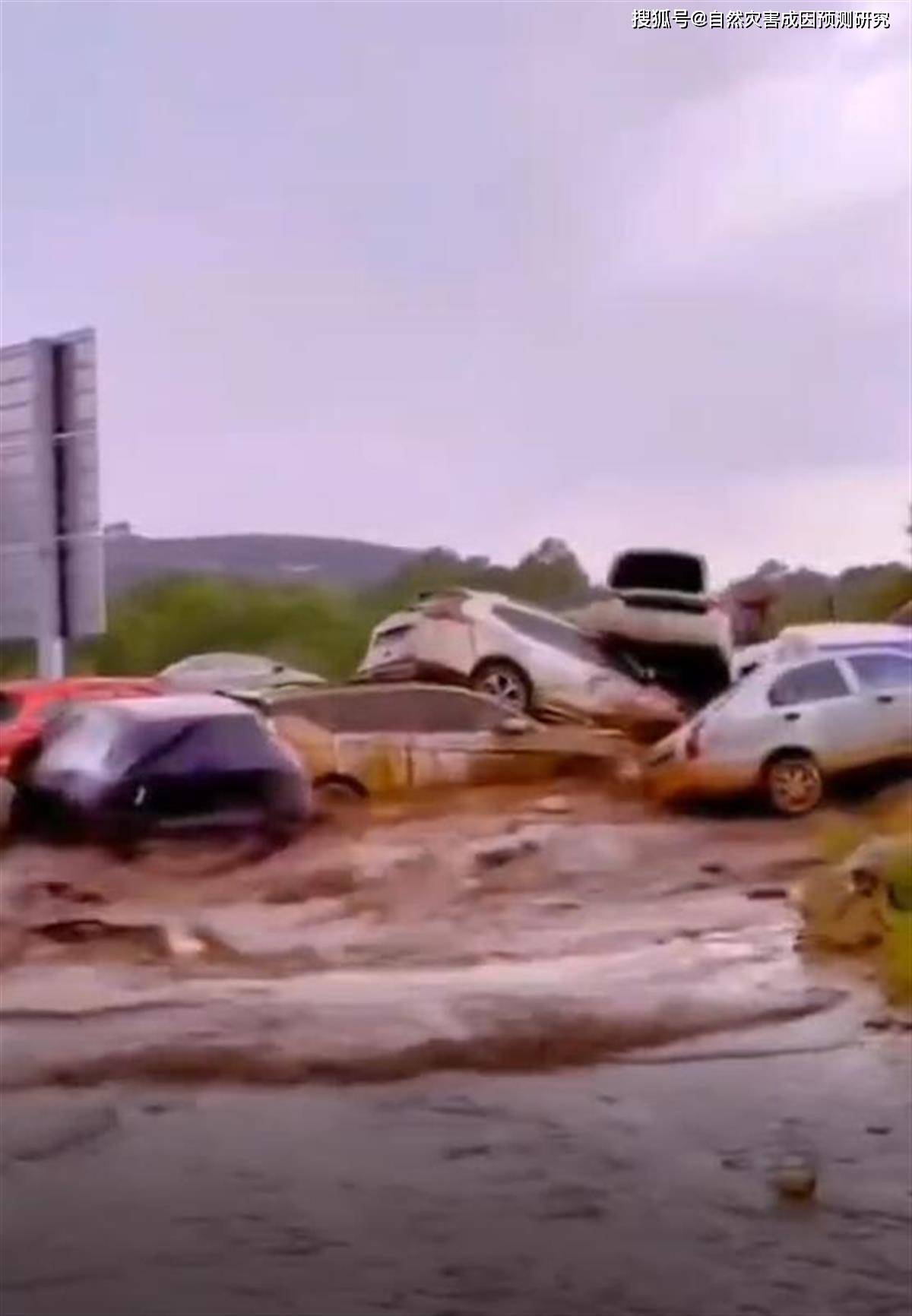 广西一地暴雨冲走10多辆车