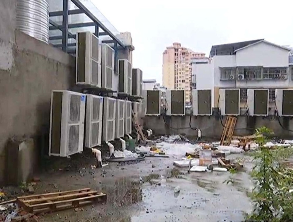 房屋空置1年阳台现12台空调外机