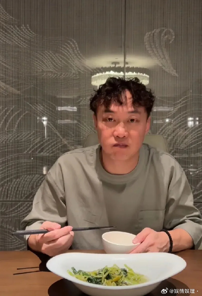 陈奕迅晒照报平安：复活后先吃肉
