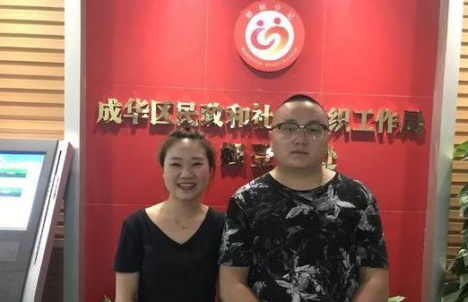 男子为520第一个领证排一夜队