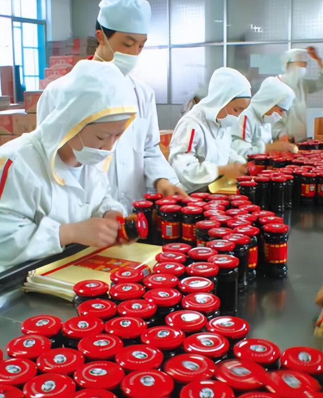 学生靠老干妈下饭 职工餐又多又好?