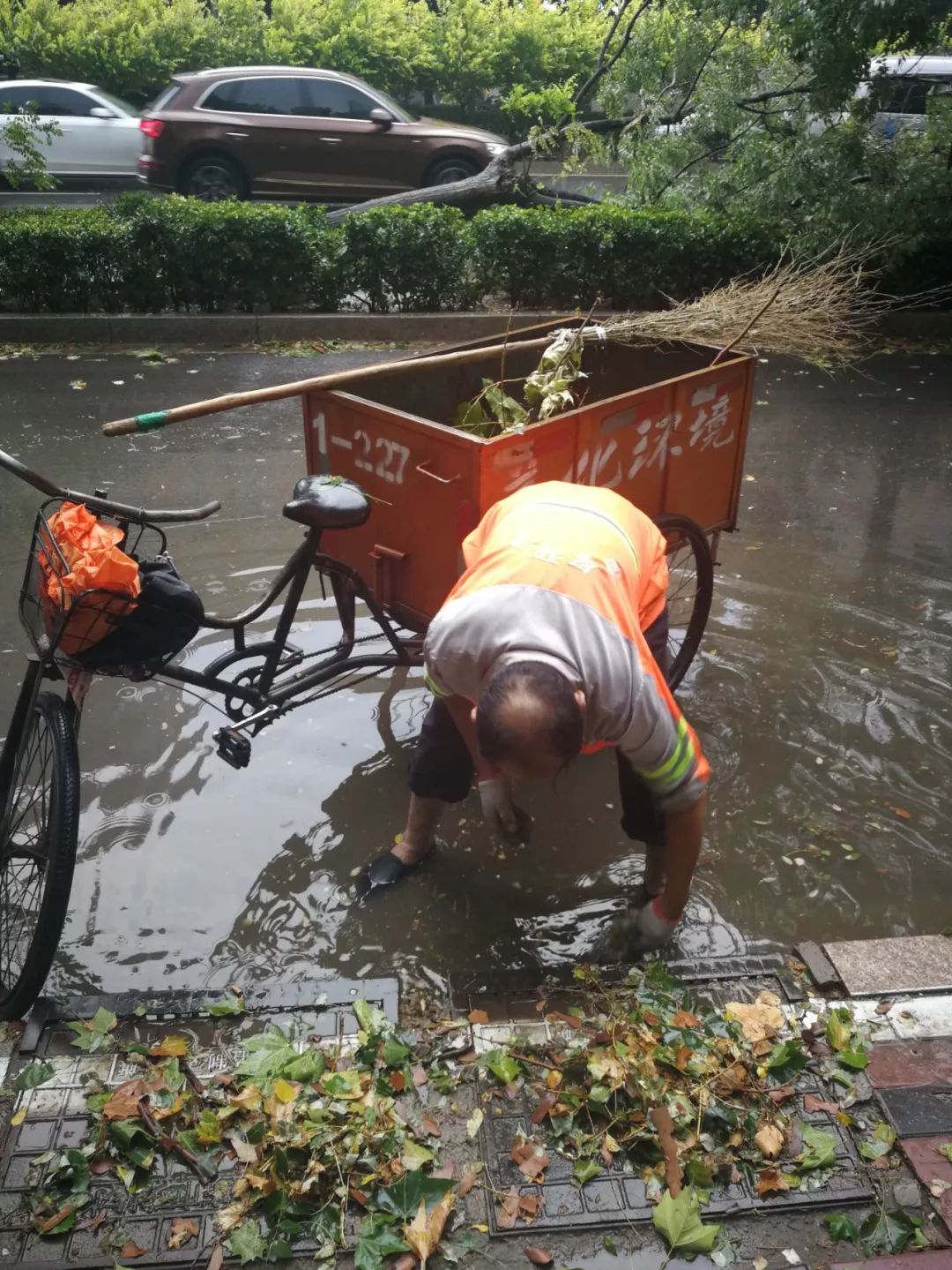环卫垃圾倒路面积水