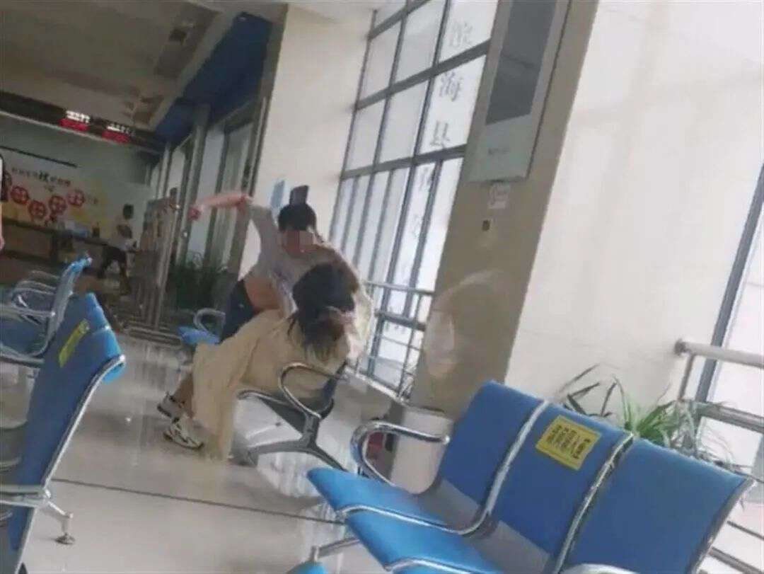 摆拍民政局打架被拘