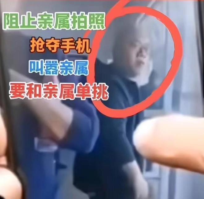 男生掉化粪池遇难 妈妈殡仪馆晕倒