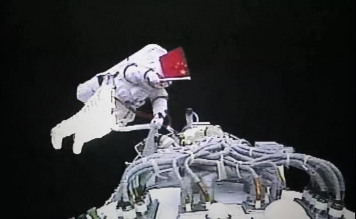 神二十首次太空出舱