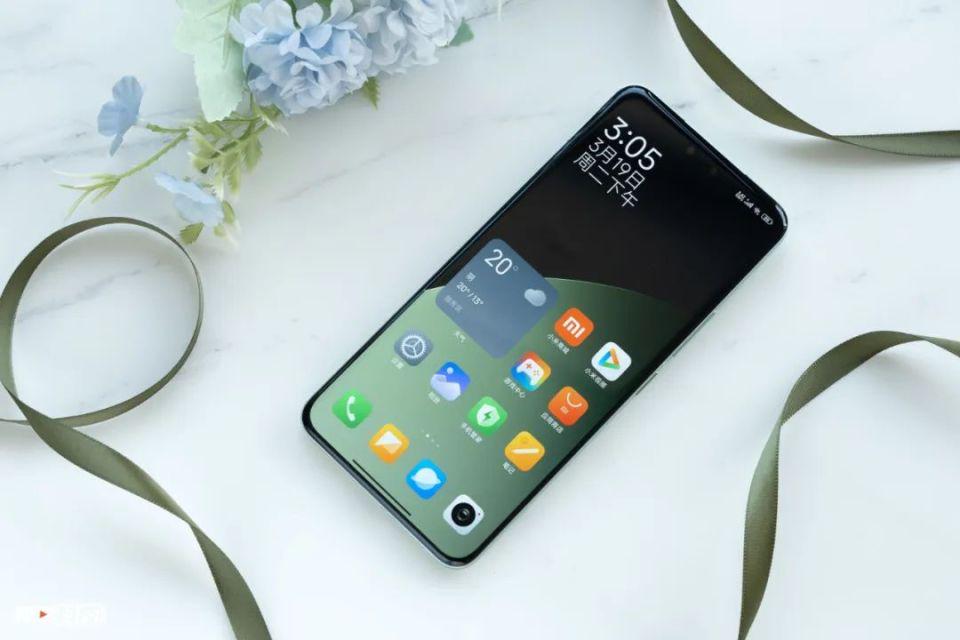 小米展示YU7全新配色宝石绿