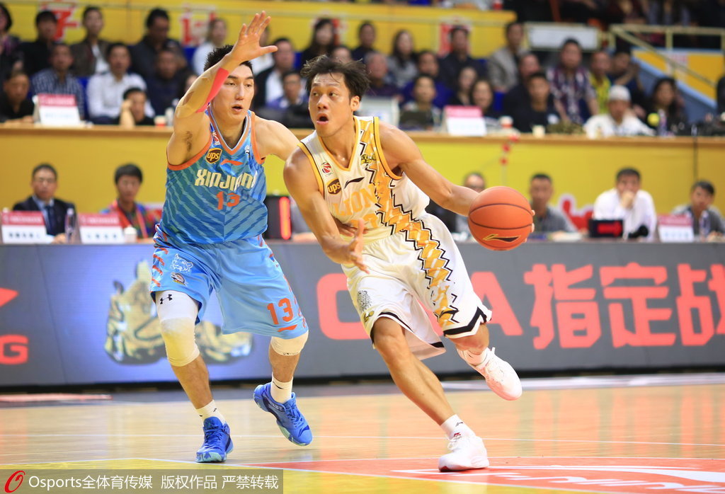 广厦夺冠全队拥抱庆祝 周琦一旁落寞