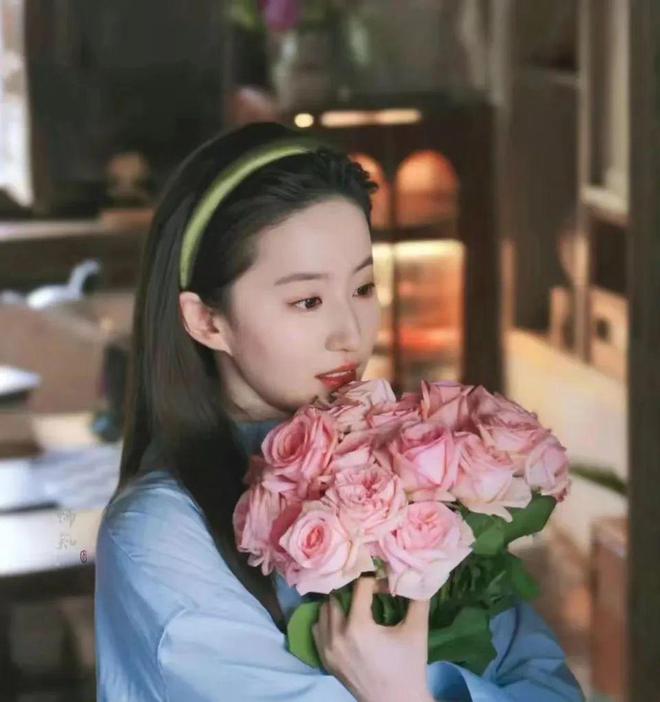 刘亦菲收了我亲手钩的黄玫瑰