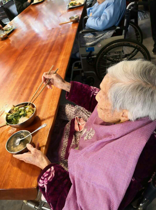 老太养老院呛饭离世