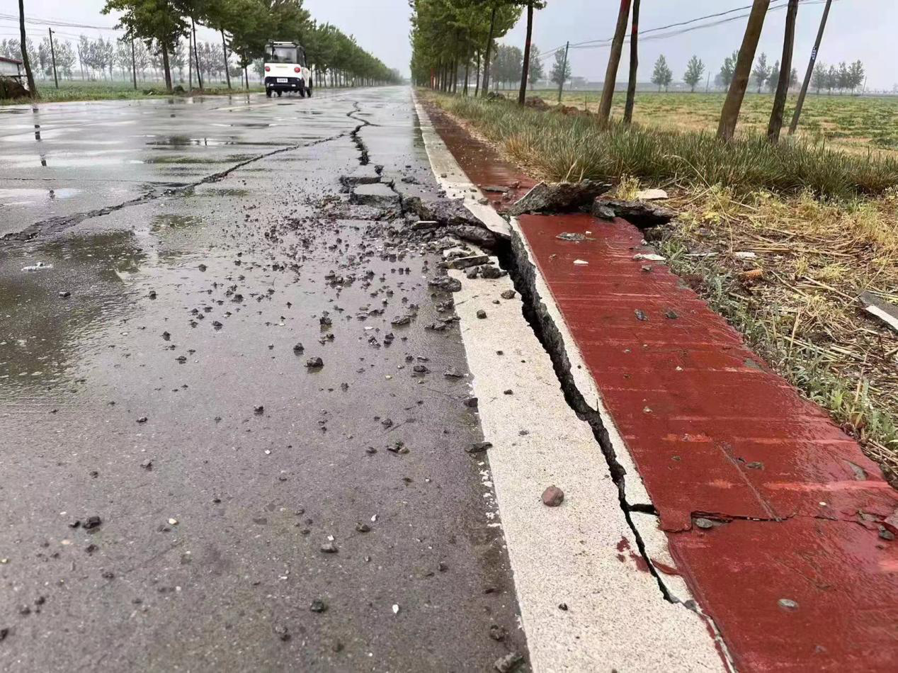 村道因高温热胀隆起