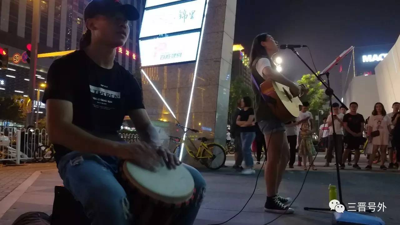 "90后夫妻街头卖艺引热议是生活所迫还是艺术追求？"