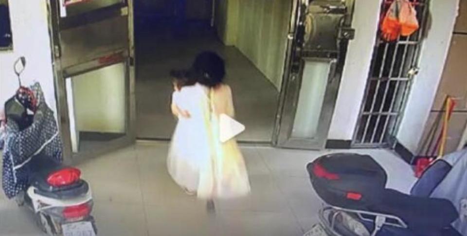 震惊！精神病人被警方扑倒受伤13天后身亡，真相究竟如何？