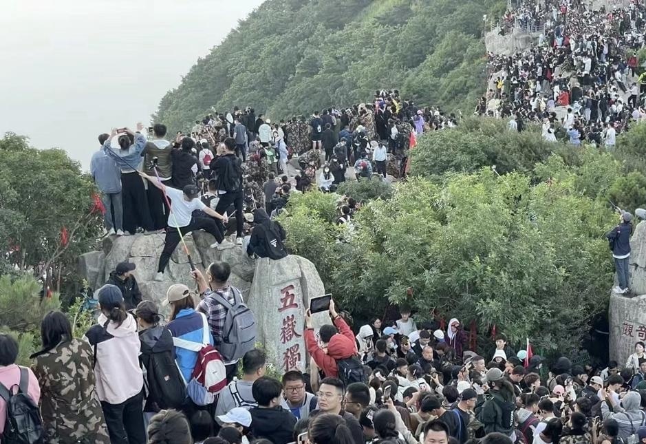震惊！男子攀爬五岳独尊石引发全网热议，背后真相令人深思