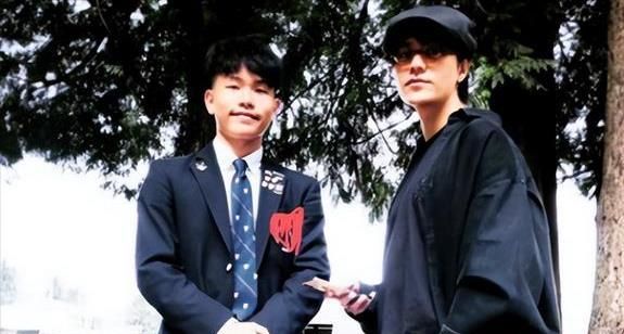 感动！陈坤儿子大学毕业晒父子合照，背后故事令人泪目