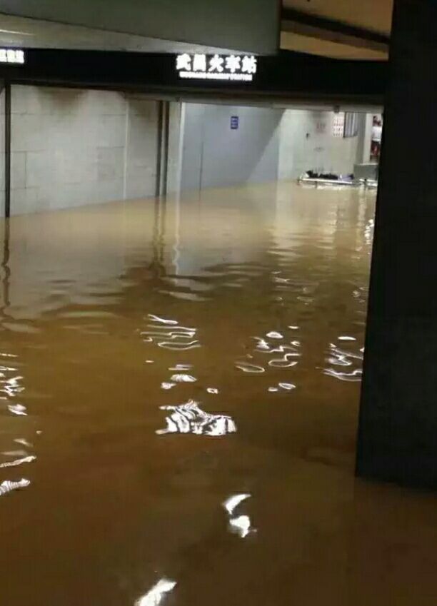 暴雨突袭！武昌车站被淹，数万旅客滞留！最新救援进展曝光