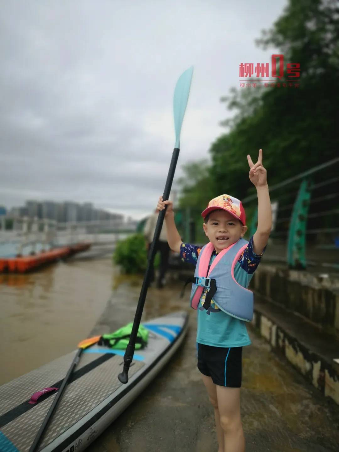 惊险！武汉暴雨家长划桨板接娃，这一幕让人揪心又暖心！