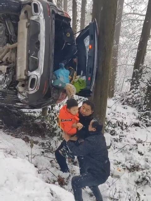 惊魂一刻！6名老人四川雪山自驾翻车1死1伤，老年自驾游安全警钟再响