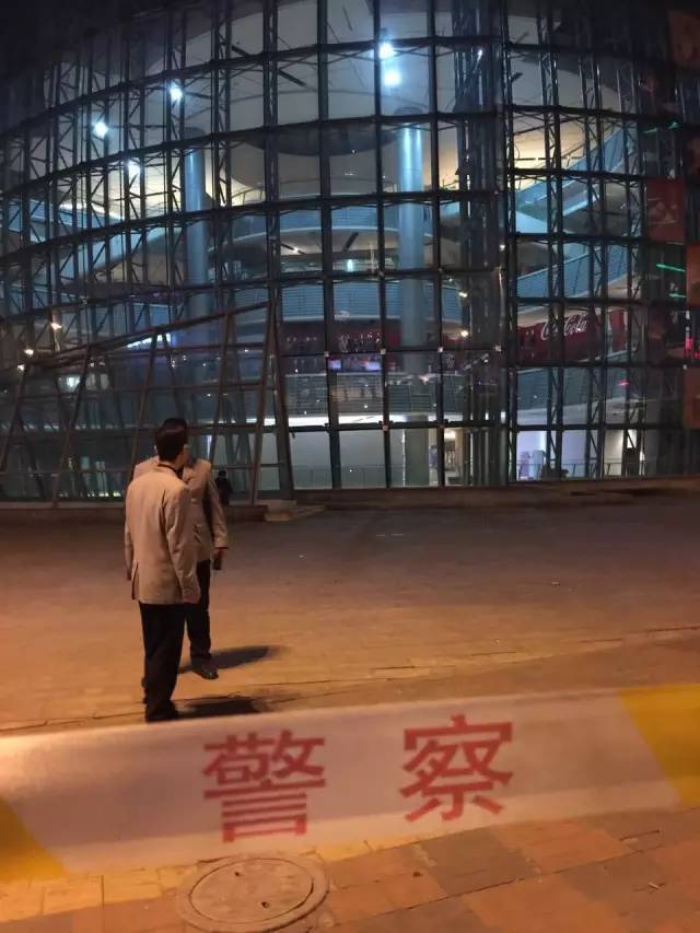 震惊！扬州一商场内有人坠亡，背后真相令人揪心