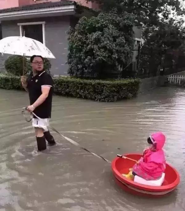 暴雨家长划桨板接娃一场惊心动魄的“水上救援”背后隐藏了什么？