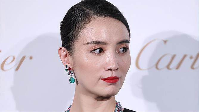 震惊！黄杨钿甜为何突然删除百万耳环照片？背后真相引人深思