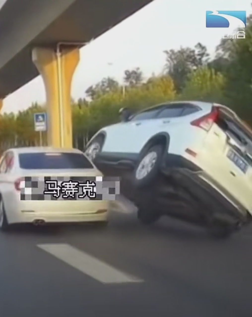 惊魂瞬间！高速上演“刀片超车”致两车瞬间报废，行车安全警钟长鸣！