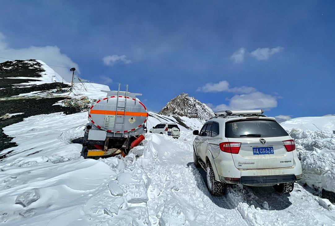 惊魂一刻！自驾穿越雪山时翻车，生死瞬间如何自救？