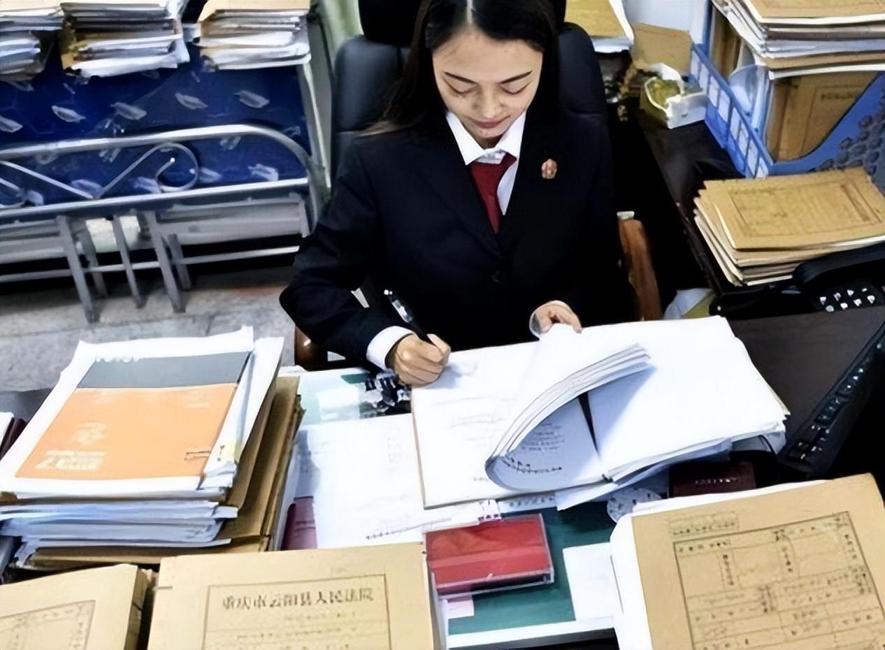 人民日报过紧日子非削减正当待遇！如何平衡财政紧缩与员工权益？