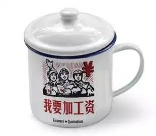 震惊！爷爷不泡茶17元奶茶未开封只有半杯，消费者直呼被坑！