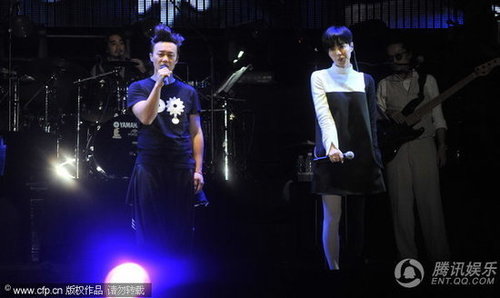 震惊！"复活"后的陈奕迅演唱会上爆咳不止，健康状况引粉丝担忧