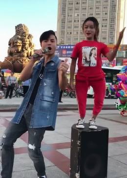 "90后夫妻街头卖艺引热议他们为何放弃稳定工作追逐梦想？"