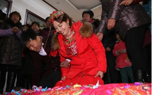 暖心瞬间女子抱着婴儿给99岁爷爷惊喜，祖孙四代同堂感动全网