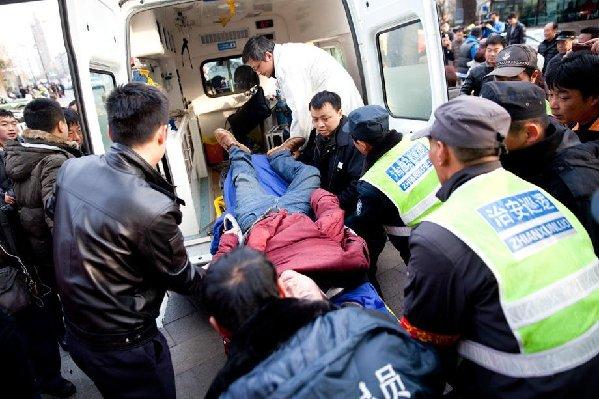震惊！下班高峰持刀伤17人事件背后，隐藏着怎样的社会警示？
