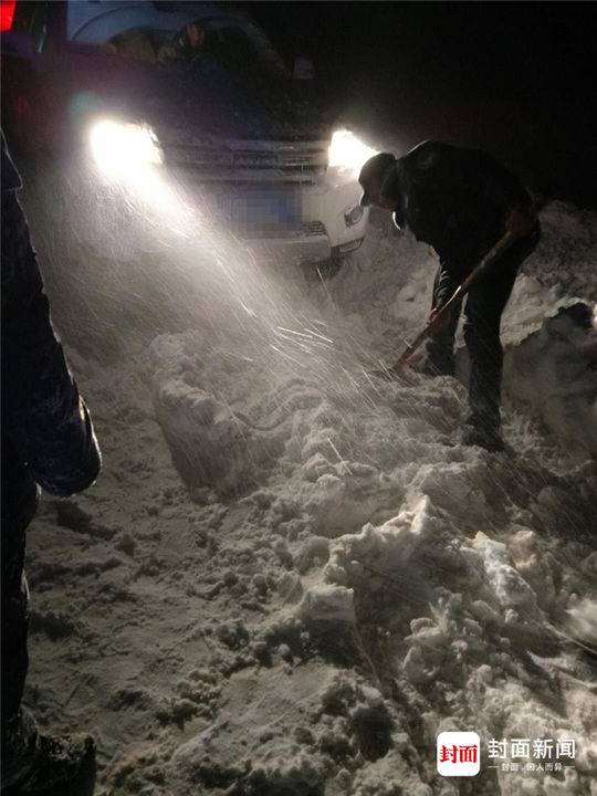 惊魂一刻！6名老人四川雪山自驾翻车1死1伤，老年自驾游安全引热议