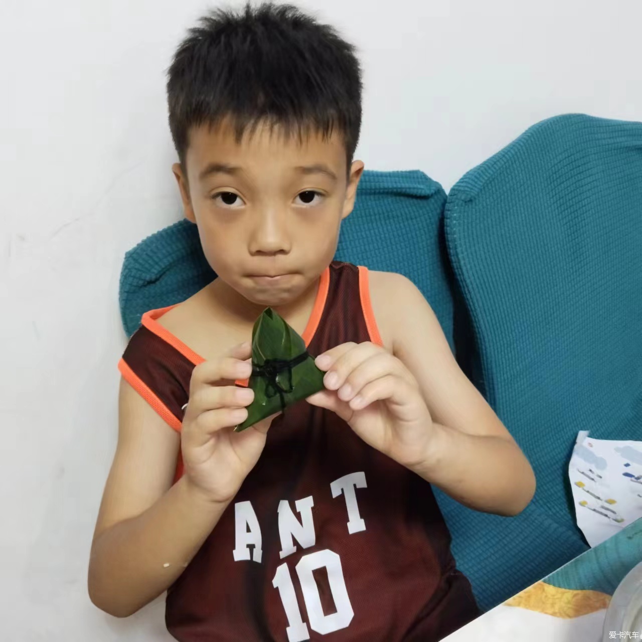 "惊呆全网！11岁小男孩展示超熟练包粽子，背后故事令人动容"