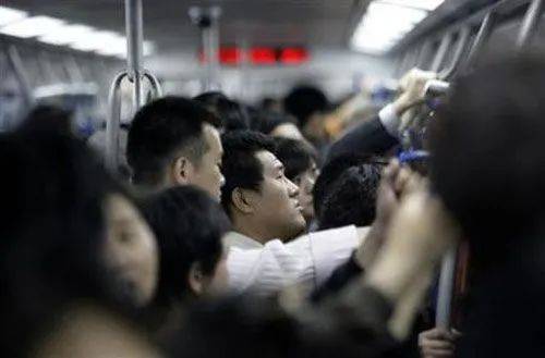 震惊！下班高峰持刀伤17人事件深度解析社会安全警钟再响