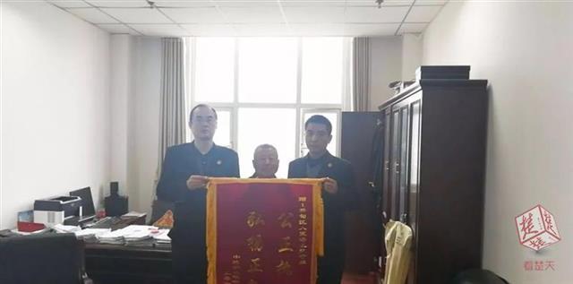 惊险！武汉暴雨中汽车竟"吃井盖"，现场画面曝光！